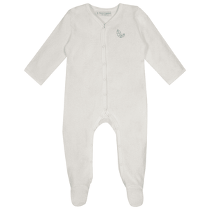 weißer babyschlafanzug von sense organics als geschenk zur geburt in babybox von taidasbox