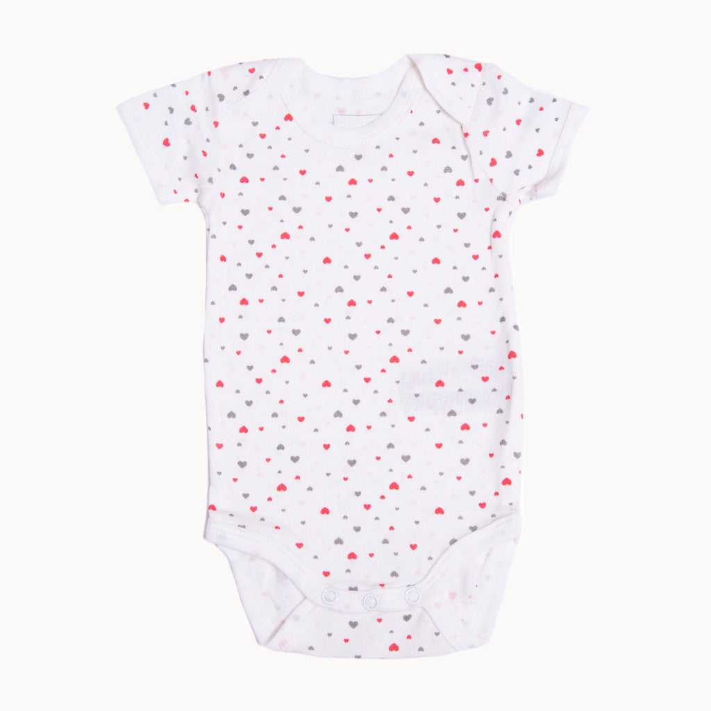 Name it Babybody kurzarm weiß mit Herzchenprint (rosa/grau) aus 100% Baumwolle – weicher Kurzarm-Body mit Schlupfausschnitt und Druckknöpfen im Schritt, Größe 56; hautfreundlich und ideal für die Erstausstattung.