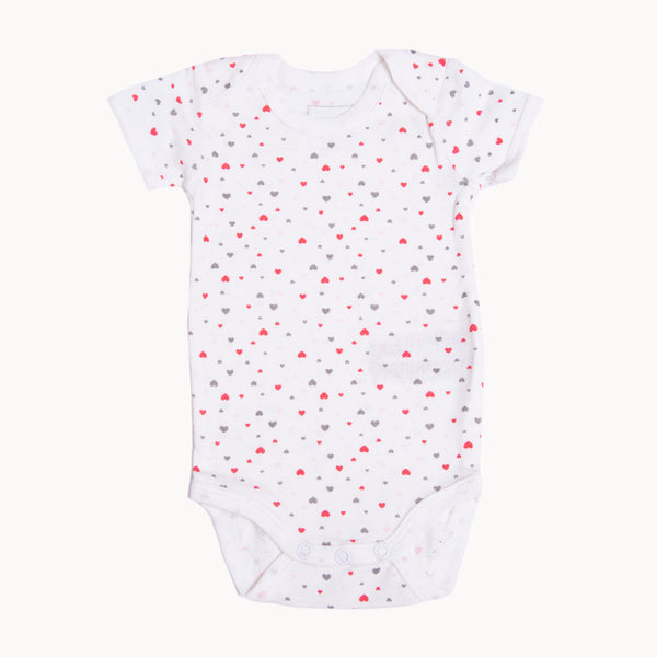 Name it Babybody kurzarm weiß mit Herzchenprint (rosa/grau) aus 100% Baumwolle – weicher Kurzarm-Body mit Schlupfausschnitt und Druckknöpfen im Schritt, Größe 56; hautfreundlich und ideal für die Erstausstattung.