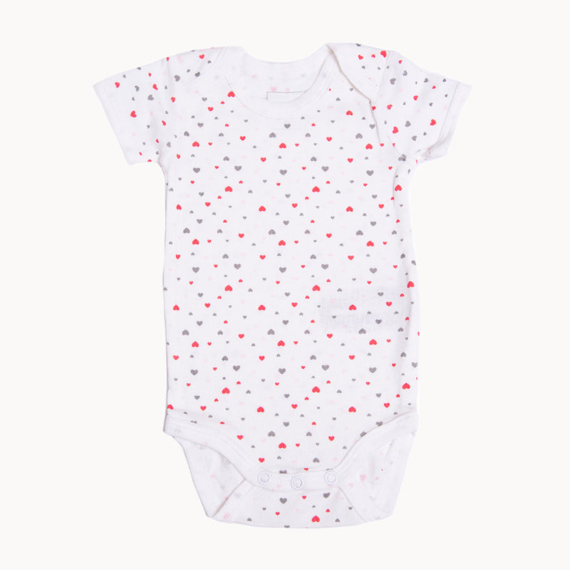 Name it Babybody kurzarm weiß mit Herzchenprint (rosa/grau) aus 100% Baumwolle – weicher Kurzarm-Body mit Schlupfausschnitt und Druckknöpfen im Schritt, Größe 56; hautfreundlich und ideal für die Erstausstattung.