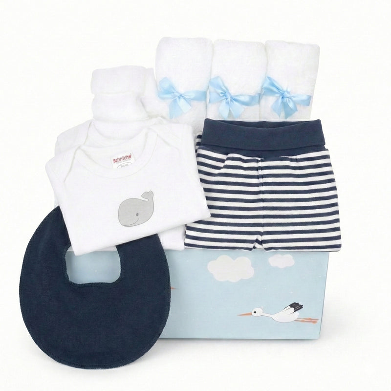 Basic Baby Box für Jungs: Großes Geschenkset zur Geburt mit Wal-Body, maritimer Hose, Pippi Halstuch und Storch-Verpackung.