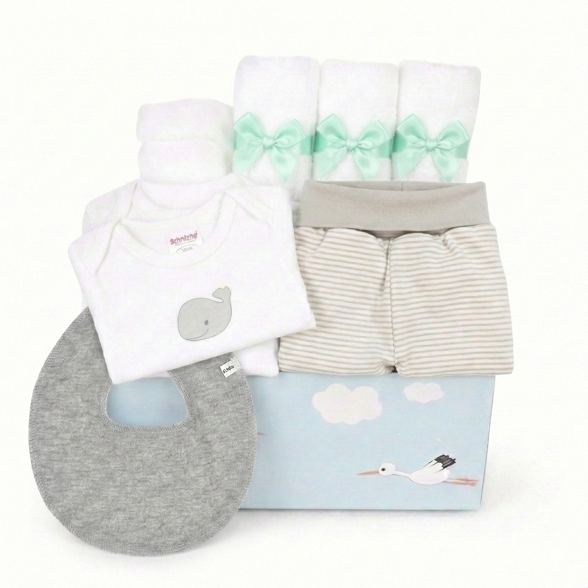 Basic Baby Box Neutral: Unisex Geschenkset mit beige gestreifter Hose, grauem Halstuch, Wal-Body und Storch-Verpackung.