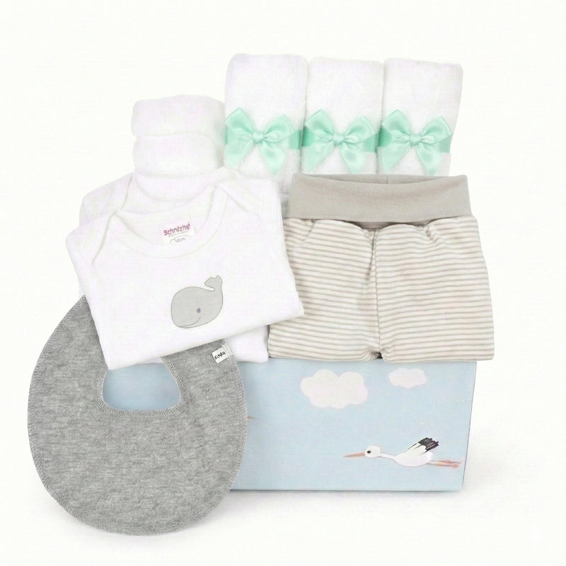 Basic Baby Box Neutral: Unisex Geschenkset mit beige gestreifter Hose, grauem Halstuch, Wal-Body und Storch-Verpackung.