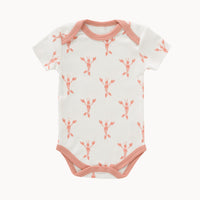 Fresk Kurzarm-Babybody in coral pink mit Hummer-Print, aus 100 % Bio-Baumwolle; weicher Stoff mit amerikanischem Ausschnitt und Druckknöpfen, Größe 50–56.