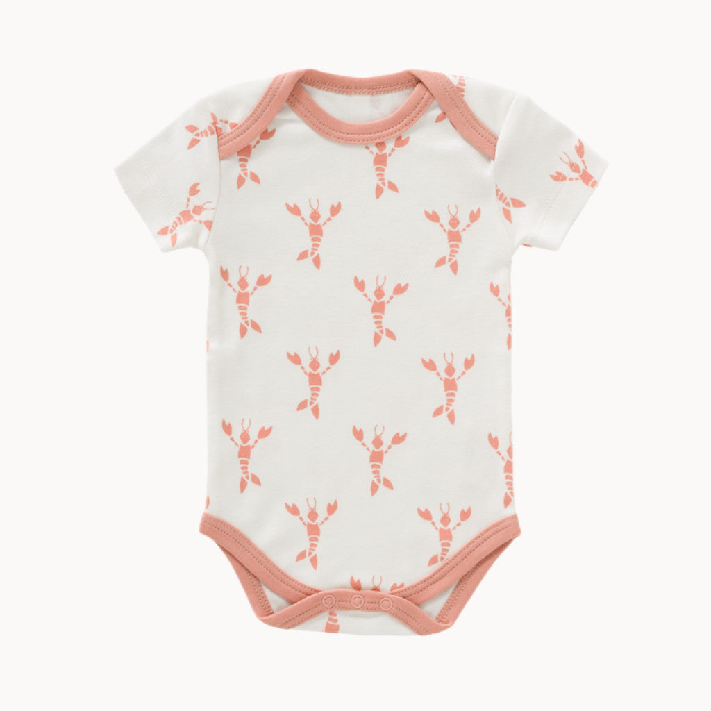 Fresk Kurzarm-Babybody in coral pink mit Hummer-Print, aus 100 % Bio-Baumwolle; weicher Stoff mit amerikanischem Ausschnitt und Druckknöpfen, Größe 50–56.