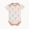 Fresk Kurzarm-Babybody in coral pink mit Hummer-Print, aus 100 % Bio-Baumwolle; weicher Stoff mit amerikanischem Ausschnitt und Druckknöpfen, Größe 50–56.