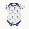 Fresk Babybody kurzarm indigo blau mit Hummer-Print aus 100% Bio-Baumwolle – weicher Kurzarm-Body mit Schlupfausschnitt und Druckknöpfen im Schritt, Größe 50–56; hautfreundlich und ideal für die Erstausstattung.