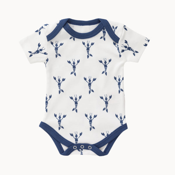 Fresk Babybody kurzarm indigo blau mit Hummer-Print aus 100% Bio-Baumwolle – weicher Kurzarm-Body mit Schlupfausschnitt und Druckknöpfen im Schritt, Größe 50–56; hautfreundlich und ideal für die Erstausstattung.