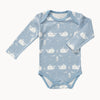 Fresk Babybody langarm in Blau mit Wal-Print, aus 100% Bio-Baumwolle – weich und hautfreundlich; bequemer Schnitt mit amerikanischem Ausschnitt und Druckknöpfen im Schritt, Größe 50–56, ideal für die Erstausstattung.