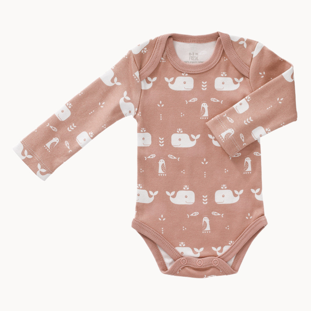Fresk Babybody langarm mellow rose mit Wal-Print aus 100% Bio-Baumwolle – weicher Schlupfausschnitt, Druckknöpfe im Schritt; Größe 50–56, hautfreundlich und ideal für die Erstausstattung.