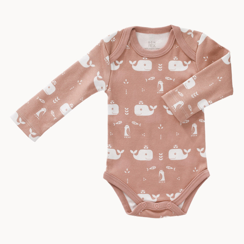 Fresk Babybody langarm mellow rose mit Wal-Print aus 100% Bio-Baumwolle – weicher Schlupfausschnitt, Druckknöpfe im Schritt; Größe 50–56, hautfreundlich und ideal für die Erstausstattung.