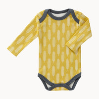 Fresk Babybody langarm vintage gelb mit Blatt-Print aus 100% Bio-Baumwolle – weicher Schlupfausschnitt und Druckknöpfe im Schritt, Größe 50–56; hautfreundlich und ideal für die Erstausstattung.