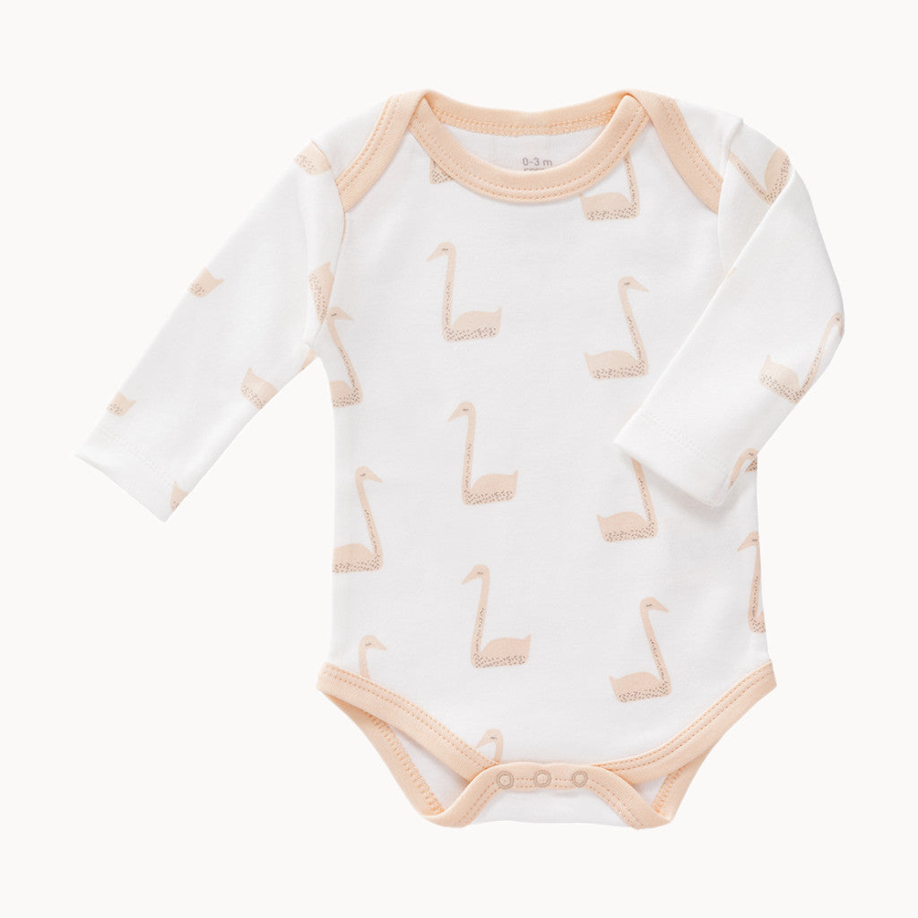 Fresk Babybody langarm in Weiß mit zartem Schwanen-Print in Apricot; 100% Bio-Baumwolle, weich und hautfreundlich; amerikanischer Halsausschnitt für leichtes An- und Ausziehen; nickelfreie Druckknöpfe im Schritt; ideal als Basic für jede Jahreszeit und für die Babyerstausstattung; Größe 62–68 cm.