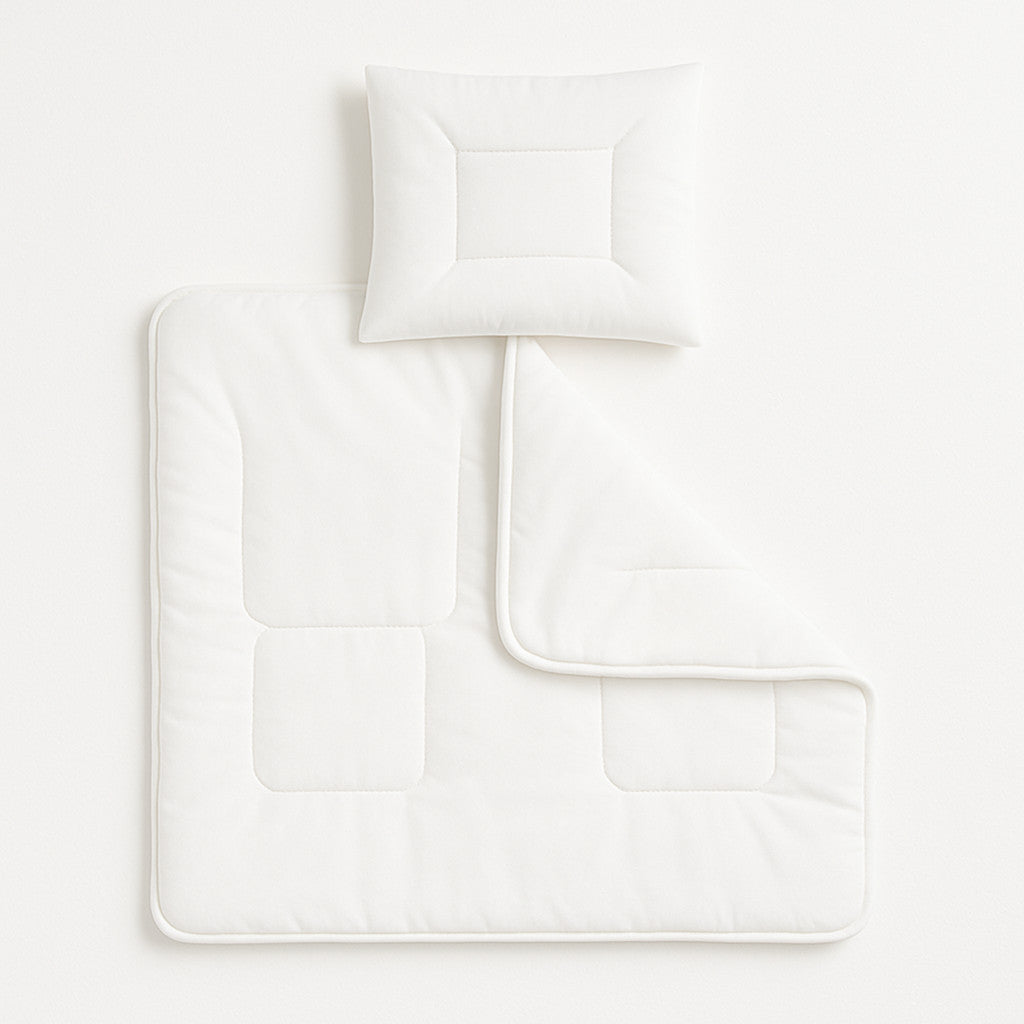 Julius Zöllner Baby Steppbett-Set in Weiß: Decke 80×80 cm und Kissen 35×40 cm, atmungsaktiv und pflegeleicht, OEKO-TEX – Produktfoto für Babybett.