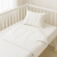 Julius Zöllner Baby Steppbett-Set weiß, Decke 80×80 und Kissen 35×40 im Gitterbett – atmungsaktiv, pflegeleicht.