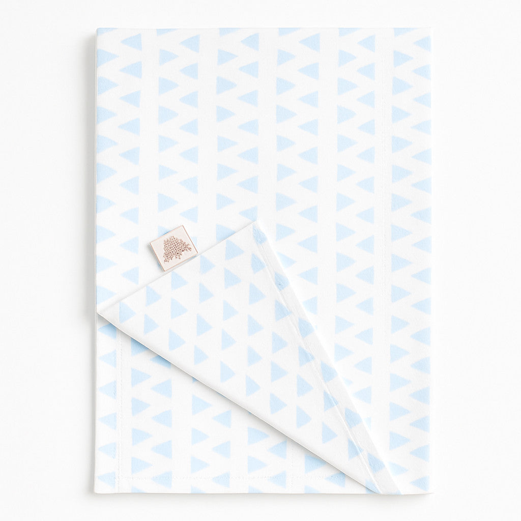 Julius Zöllner Babydecke aus Jersey, weiß mit hellblauem Dreieckmuster, 100 % Baumwolle, Oeko-Tex Klasse 1 – Produktfoto.
