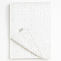 Julius Zöllner Babydecke aus Jersey, weiß mit grauen Herzchen, 100 % Baumwolle, Oeko-Tex Klasse 1, Made in Germany – Produktfoto.