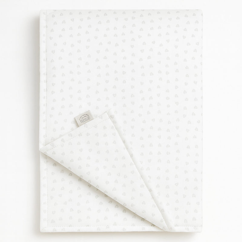 Julius Zöllner Babydecke aus Jersey, weiß mit grauen Herzchen, 100 % Baumwolle, Oeko-Tex Klasse 1, Made in Germany – Produktfoto.