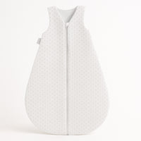 Julius Zöllner Babyschlafsack, weiß mit dezentem Punkt-Print, Größe 70 cm, Außenstoff 100 % Baumwolle, Füllung 100 % Polyester – Produktfoto mit Frontreißverschluss.