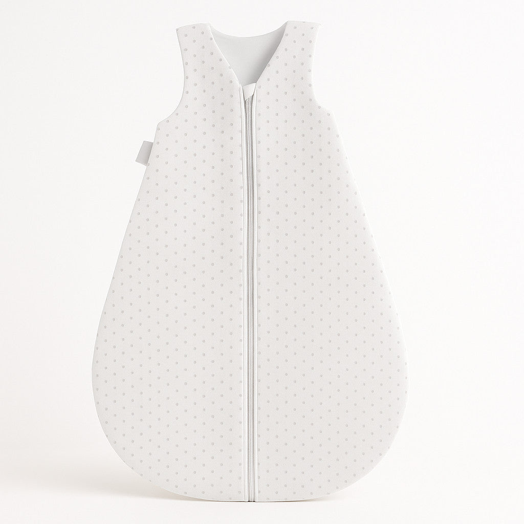 Julius Zöllner Babyschlafsack, weiß mit dezentem Punkt-Print, Größe 70 cm, Außenstoff 100 % Baumwolle, Füllung 100 % Polyester – Produktfoto mit Frontreißverschluss.
