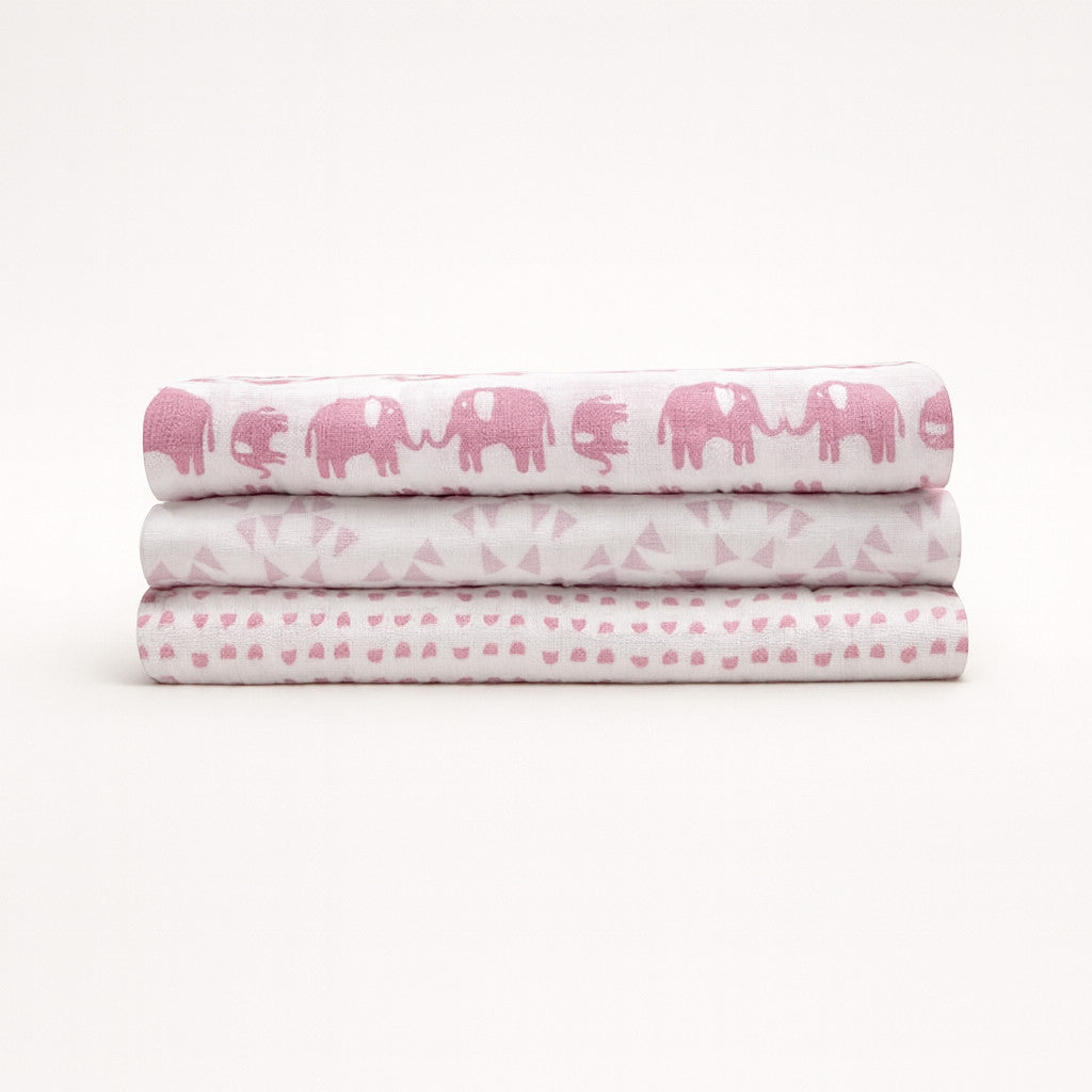 Julius Zöllner Swaddle-Tücher, 3er-Pack Musselin aus 100 % Baumwolle, 120×120 cm, weiß/rosa mit Elefanten-, Dreieck- und Herz-Print – gefaltetes Set.