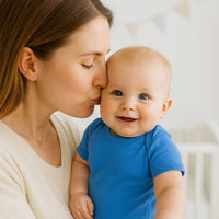 Mama küsst ihr Baby im blauen Name it Kurzarm-Body – bequemer Baumwoll-Body, Größe 56; gemütlich für Alltag und Spielzeit.