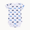 Name it Babybody kurzarm weiß mit blauem Traktor-Print aus 100% Baumwolle – weicher Kurzarm-Body mit Schlupfausschnitt und Druckknöpfen im Schritt, Größe 56; hautfreundlich und alltagstauglich.