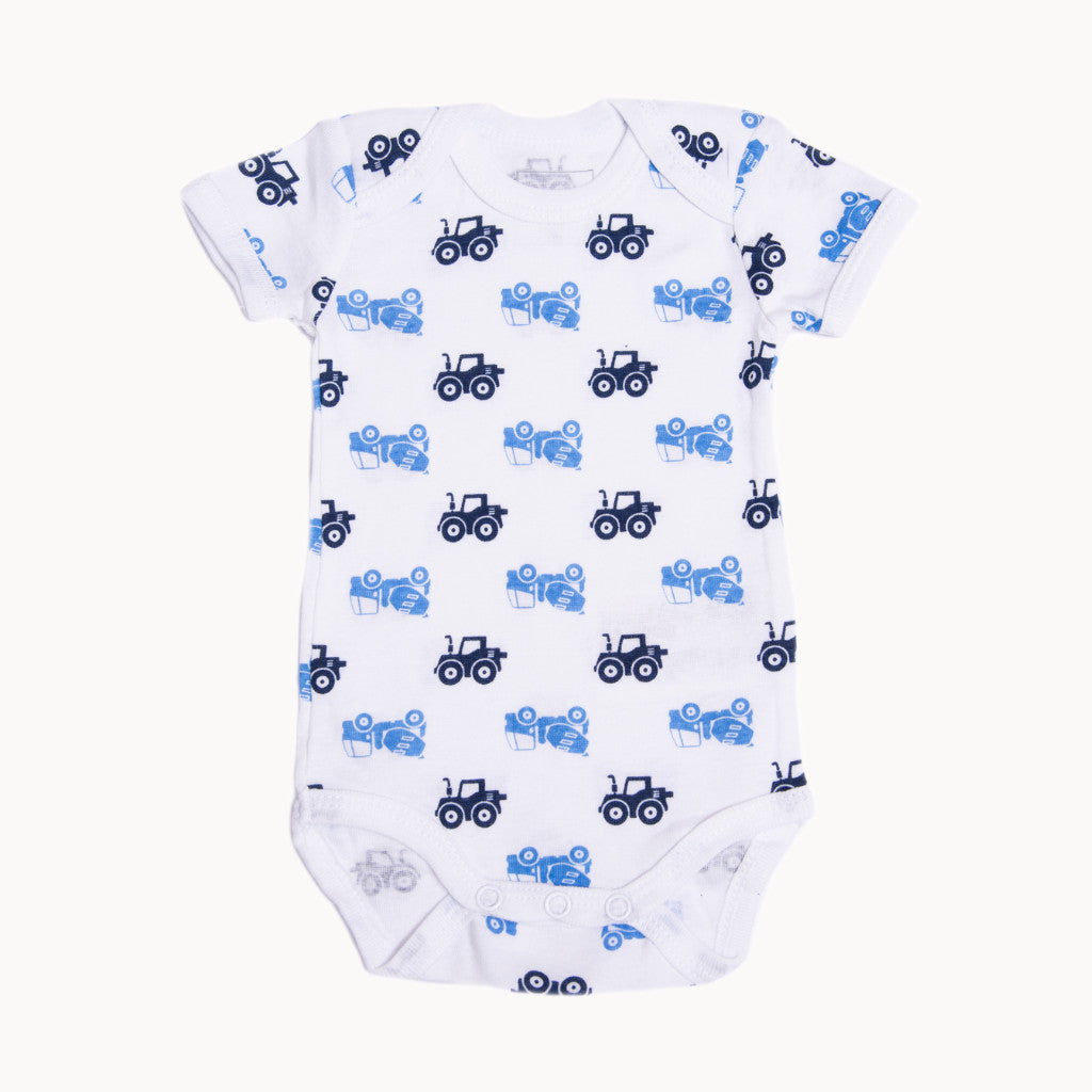 Name it Babybody kurzarm weiß mit blauem Traktor-Print aus 100% Baumwolle – weicher Kurzarm-Body mit Schlupfausschnitt und Druckknöpfen im Schritt, Größe 56; hautfreundlich und alltagstauglich.