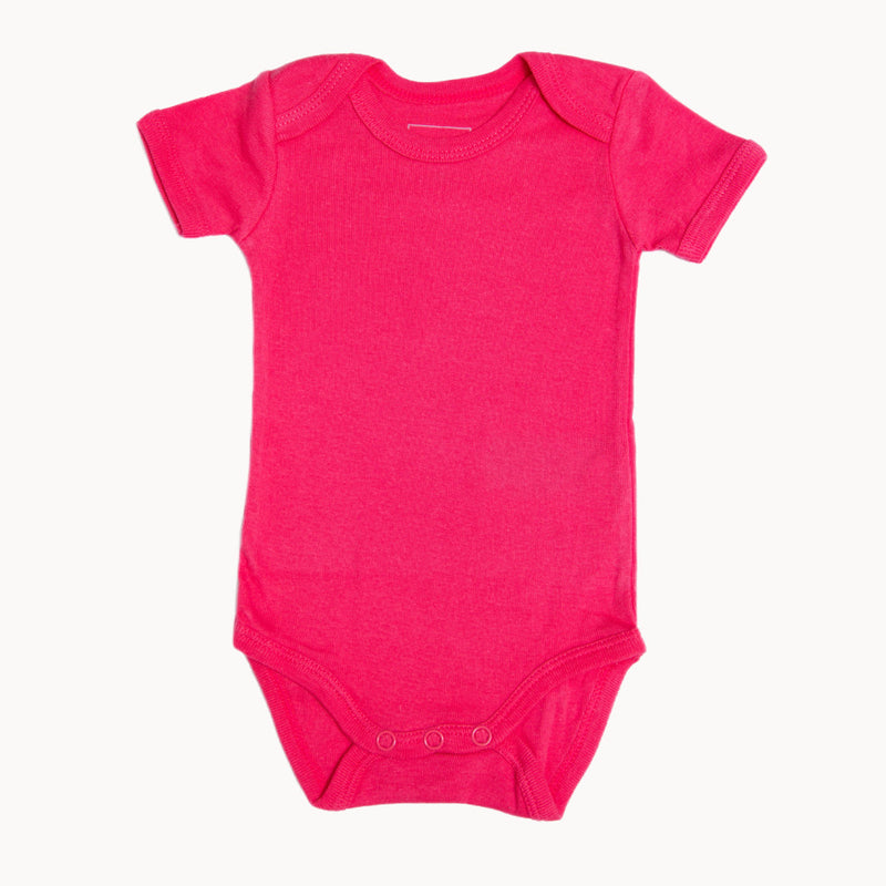 Name it Babybody kurzarm in kräftigem Rosa aus 100% Baumwolle – weich und atmungsaktiv mit amerikanischem Ausschnitt und Druckknöpfen im Schritt; ideales Basic für Neugeborene, Größe 56 cm.