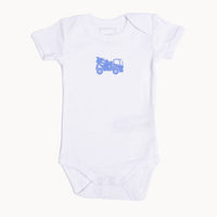 Name it Babybody kurzarm weiß mit blauem Betonmischer-Print aus 100% Baumwolle – weicher Kurzarm-Body mit Schlupfausschnitt und Druckknöpfen im Schritt, Größe 56; hautfreundlich und ideal für die Erstausstattung.