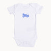 Name it Babybody kurzarm weiß mit blauem Betonmischer-Print aus 100% Baumwolle – weicher Kurzarm-Body mit Schlupfausschnitt und Druckknöpfen im Schritt, Größe 56; hautfreundlich und ideal für die Erstausstattung.