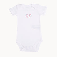 Name it Babybody kurzarm weiß mit kleinem Herz-Print aus 100% Baumwolle – weicher Kurzarm-Body mit Schlupfausschnitt und Druckknöpfen im Schritt, Größe 56; sanft zur Babyhaut und ideal für die Erstausstattung.