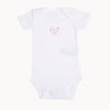Name it Babybody kurzarm weiß mit kleinem Herz-Print aus 100% Baumwolle – weicher Kurzarm-Body mit Schlupfausschnitt und Druckknöpfen im Schritt, Größe 56; sanft zur Babyhaut und ideal für die Erstausstattung.