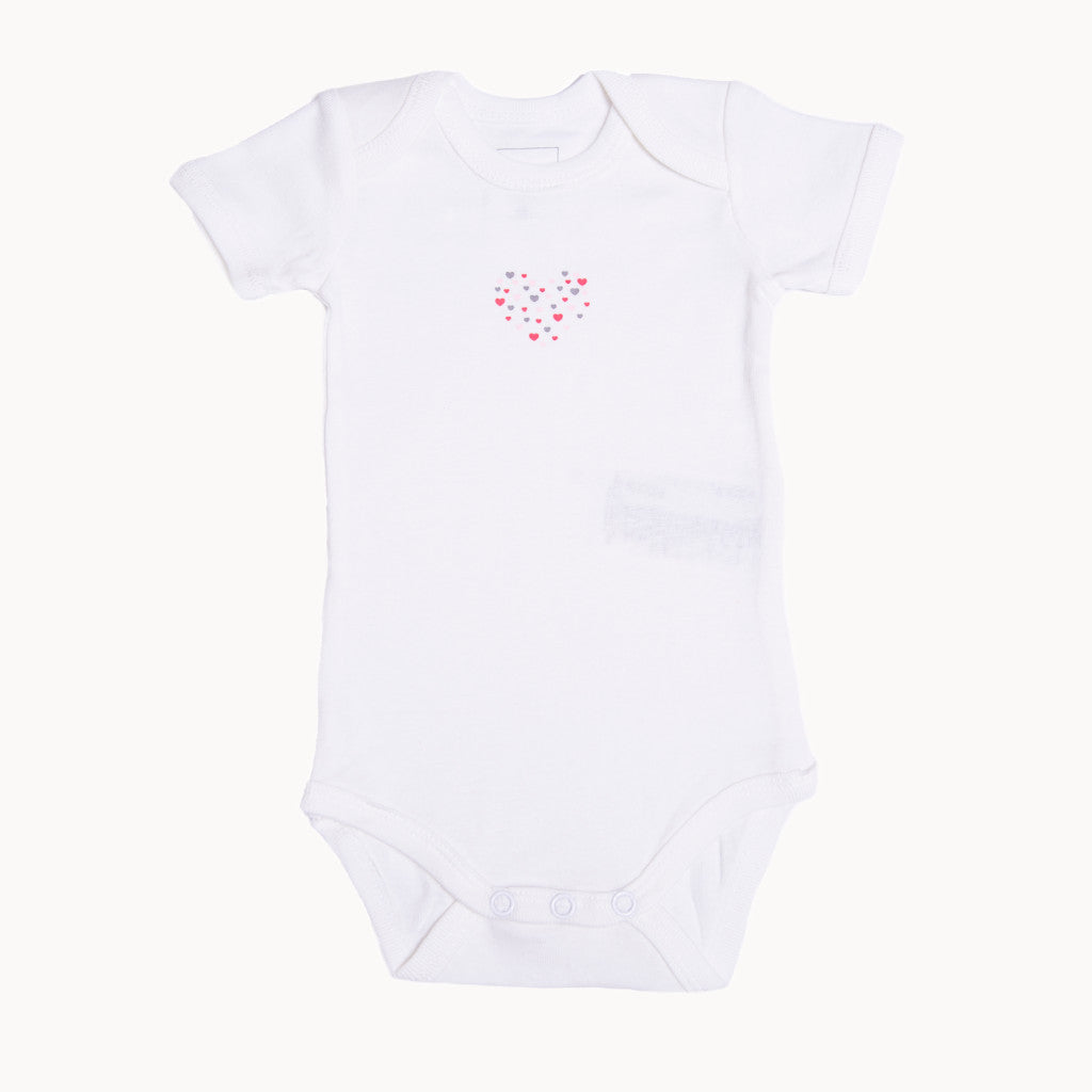 Name it Babybody kurzarm weiß mit kleinem Herz-Print aus 100% Baumwolle – weicher Kurzarm-Body mit Schlupfausschnitt und Druckknöpfen im Schritt, Größe 56; sanft zur Babyhaut und ideal für die Erstausstattung.