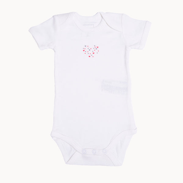 Name it Babybody kurzarm weiß mit kleinem Herz-Print aus 100% Baumwolle – weicher Kurzarm-Body mit Schlupfausschnitt und Druckknöpfen im Schritt, Größe 56; sanft zur Babyhaut und ideal für die Erstausstattung.