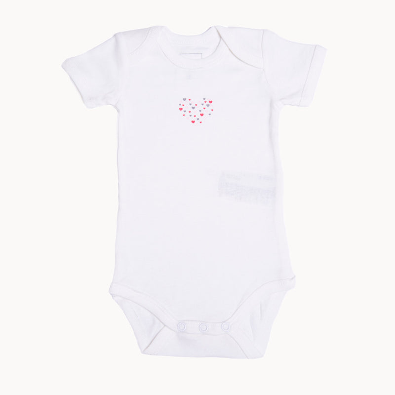 Name it Babybody kurzarm weiß mit kleinem Herz-Print aus 100% Baumwolle – weicher Kurzarm-Body mit Schlupfausschnitt und Druckknöpfen im Schritt, Größe 56; sanft zur Babyhaut und ideal für die Erstausstattung.