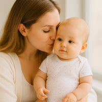 Mama küsst ihr Baby im weißen Name it Kurzarm-Body mit zartem Herzchenprint – atmungsaktive Baumwolle, Größe 56; süßer Alltagslook für Sommer und Spielzeit.