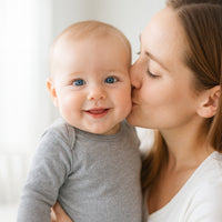 Mama küsst ihr Baby im grauen Name it Langarm-Body – bequemer Baumwoll-Body, Größe 68; weich auf der Haut und ideal für die Erstausstattung.