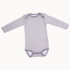 Name it Babybody langarm grau/weiß gestreift aus 100% Baumwolle – weicher Langarm-Body mit Schlupfausschnitt und Druckknöpfen im Schritt, Größe 68; hautfreundlich und alltagstauglich.