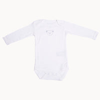 Name it Langarm Babybody in Weiß mit kleinem Bärchen-Print auf der Brust; 100% Baumwolle, weich und angenehm, amerikanischer Halsausschnitt und drei Druckknöpfe im Schritt; Größe 68 cm – ideales Basic für die Babyerstausstattung.