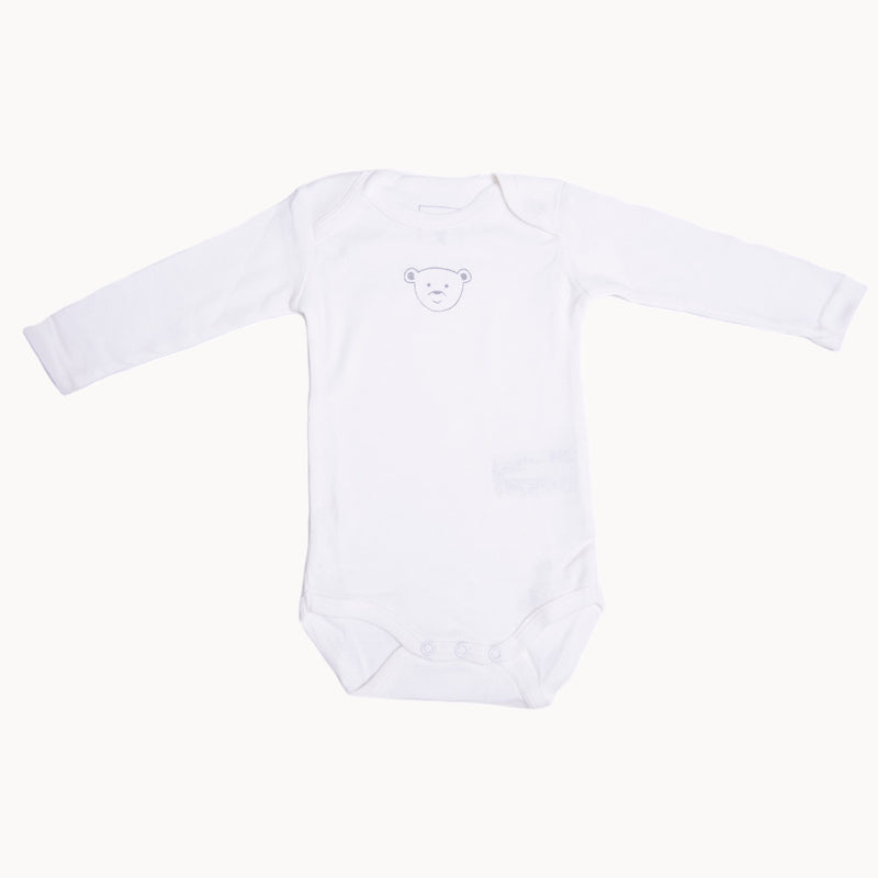 Name it Langarm Babybody in Weiß mit kleinem Bärchen-Print auf der Brust; 100% Baumwolle, weich und angenehm, amerikanischer Halsausschnitt und drei Druckknöpfe im Schritt; Größe 68 cm – ideales Basic für die Babyerstausstattung.
