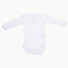 Name it Langarm Babybody in Weiß mit kleinem Bärchen-Print auf der Brust; 100% Baumwolle, weich und angenehm, amerikanischer Halsausschnitt und drei Druckknöpfe im Schritt; Größe 68 cm – ideales Basic für die Babyerstausstattung.