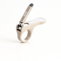 NUK Baby-Nagelknipser in Beige mit abgerundeten Schnittflächen; Fingerring und rutschhemmende Auflage für sicheren Halt, integrierter Nagelauffang für saubere Anwendung, rostfreie Edelstahlklinge für präzise und sanfte Nagelpflege bei Babys.