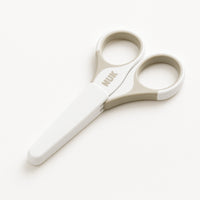 NUK Baby Nagelschere beige, rostfreie Edelstahl-Schneidflächen mit Schutzkappe – sichere Babypflege für Neugeborene & Säuglinge, ideal für Babyerstausstattung und als Geschenk zur Geburt.
