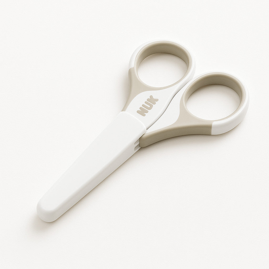 NUK Baby Nagelschere beige, rostfreie Edelstahl-Schneidflächen mit Schutzkappe – sichere Babypflege für Neugeborene & Säuglinge, ideal für Babyerstausstattung und als Geschenk zur Geburt.