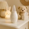 NUK Nasensauger in weiß auf der Wickelkommode im Babyzimmer – hygienischer, BPA-freier Nasenreiniger für Neugeborene und Säuglinge, ideal für die Baby Box und unterwegs.