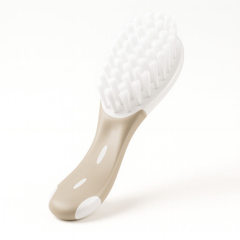 NUK Babybürste beige mit weichen Nylonborsten, sanft zur empfindlichen Babykopfhaut – waschbar bis 60 °C; ideale Haarpflege für Neugeborene und Babys, perfekt für die Babyerstausstattung und als Geschenk zur Geburt.