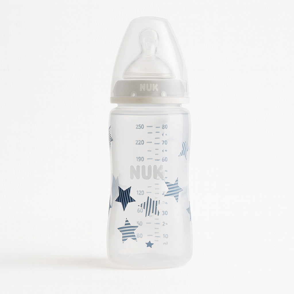 NUK Babyflasche 300 ml mit beigem Schraubring und Sternen-Dekor; PP BPA-frei, First Choice+ System, Silikon-Trinksauger Größe M 0–6 Monate für Milchnahrung; auslaufsicher, gut ablesbare Skala – geeignet ab Geburt, schönes Geschenk zur Geburt.