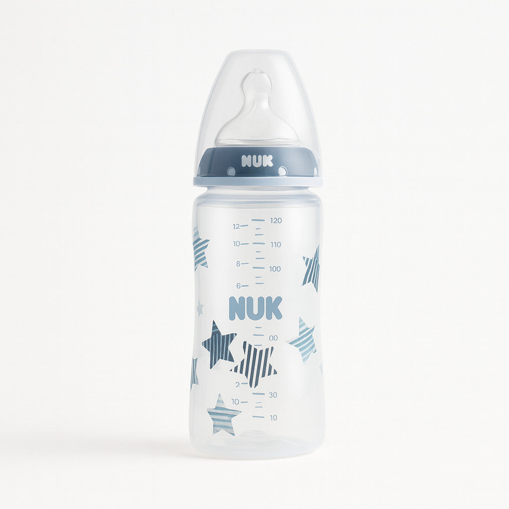 NUK Babyflasche 300 ml mit blauem Schraubring und Sternen-Dekor; Polypropylen BPA-frei, First Choice+ System, Silikon-Trinksauger Größe M 0–6 Monate für Milchnahrung; klare Skala, auslaufsicher – perfekte Babyflasche für die Erstausstattung und als Geschenk.