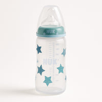 NUK Babyflasche 300 ml mit grünem Schraubring und Sternen-Dekor; PP BPA-frei, First Choice+ System, Silikon-Trinksauger Größe M 0–6 Monate für Milchnahrung; gut ablesbare Skalierung, auslaufsicher – ideal für die Babyerstausstattung und als Geschenk zur Geburt.